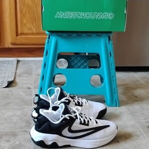 Nike Men's White and Black Athletic Sneakers